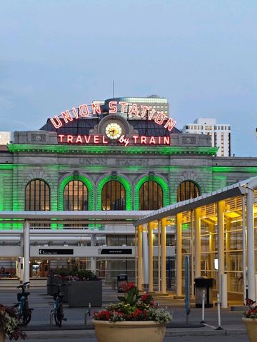 丹佛地標🥏百年聯合車站 · 復古夜色慢遊記🚉✨