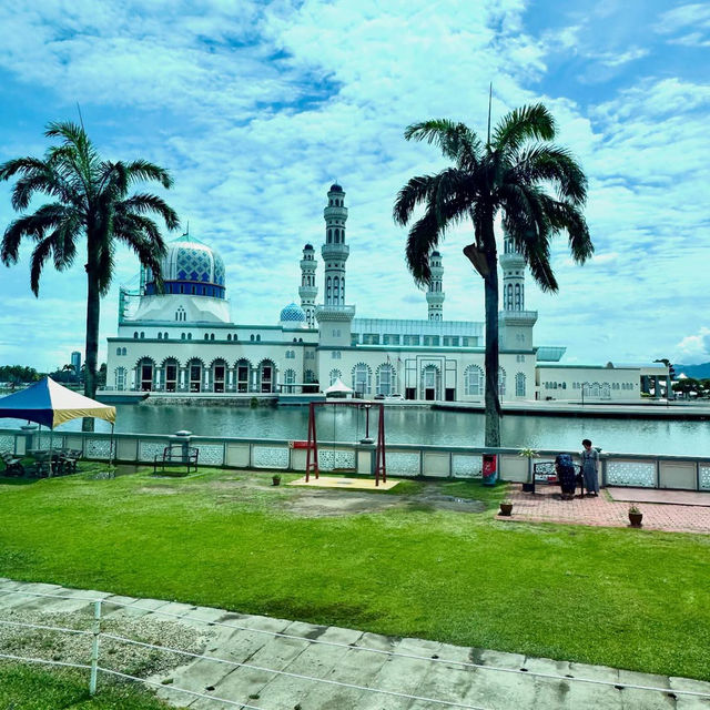 Tranquil Reflections at Masjid Bandaraya, Kota Kinabalu Tranquil Reflections at Masjid Bandaraya, Kota Kinabalu