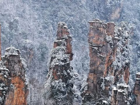 “The Snow Kingdom of Floating Peaks”