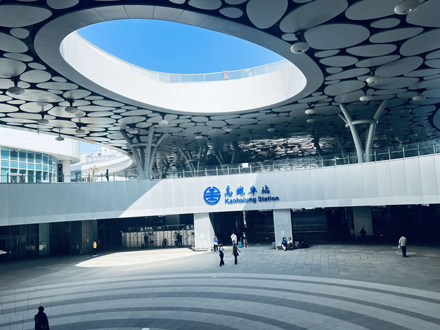 雲朵造型的高雄車站