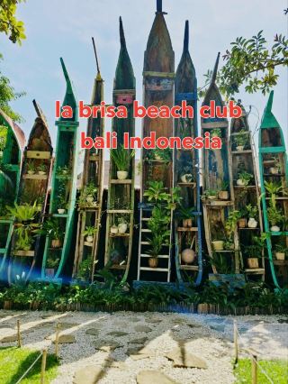 #無需運氣即可享受折扣 La Brisa 坐落於著名的迴聲海灘 (Echo Beach) 畔，擁有令人驚豔的裝潢、可持續食材烹製的美味佳餚以及地道的巴厘島式熱情款待。這家海灘俱樂部的理念正如其名“La Brisa”，意為“海風”。

La Brisa Bali 散發著原始而迷人的氣息，同時又保持著輕鬆愜意的氛圍。它由 500 多艘廢棄漁船的回收木材精心手工打造而成。

