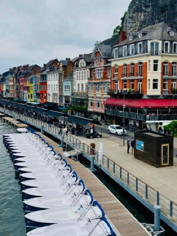 從布魯塞爾出發只需一個半小時即可到達Dinant小鎮