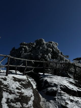我的黃山風景名勝區之旅是一次難忘的體驗，充滿了令人嘆為觀止的自然美景和文化魅力。雄偉的花崗岩山峰、奇特的岩石地形以及著名的「雲海」構成了一幅宛如夢境般的景象。沿著維護良好的步道和階梯漫步，既充滿挑戰又令人心曠神怡，因為每個轉彎都展現出令人駐足欣賞的全新全景。從懸崖峭壁中生長出來的古老松樹，更增添了山巒的永恆韻味。儘管黃山風景名勝區是熱門旅遊目的地，但管理井然有序，清晰的指示牌和便利的設施讓遊覽過程輕鬆愉快。在山上欣賞日出真是神奇的體驗，也成為了我此行的亮點。黃山完美地融合了自然、歷史和寧靜，是中國必遊之地。 #travel2026 #huangshan #china