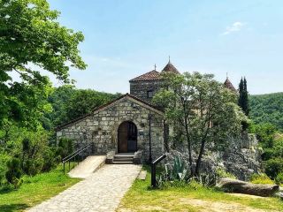 森林中的如畫修道院，莫察梅塔修道院