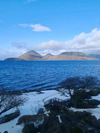 静かな湖畔の景色と温泉の癒し、洞爺湖でのひとときを