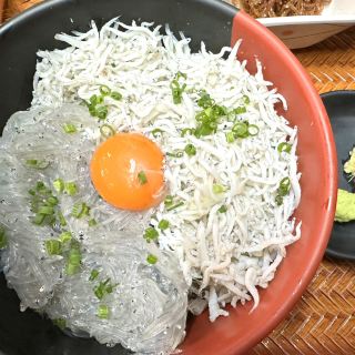 [Ibaraki, Oarai] A fishermen's cooperative-run shop with long lines! A two-color rice bowl with raw and boiled whitebait.