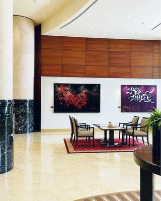 #tempatterbaikyangdiremehkan

Siap meningkatkan liburan Anda di Singapura? The Fullerton Bay Hotel Singapore adalah tempat di mana pemandangan cakrawala ikonik, kemewahan tingkat tinggi, dan layanan yang memukau berpadu 🇸🇬✨ Baik Anda mendambakan matahari terbenam dari balkon atau berenang di rooftop, tempat ini menawarkan gaya dan kenyamanan yang luar biasa.

Alasan Utama untuk Menginap di The Fullerton Bay Hotel:
🌆 Kamar dengan Pemandangan: Kamar dengan pemandangan Teluk sangat Instagramable, dengan panorama Marina Bay Sands dan kota dari lantai hingga langit-langit. Anda benar-benar tidak ingin meninggalkan balkon Anda.
👋 Layanan Terbaik: Staf beralih antara bahasa Inggris dan Mandarin dengan mudah—sempurna untuk wisatawan internasional. Mereka sangat memperhatikan sentuhan pribadi dan memastikan Anda merasa seperti di rumah sendiri. Jika Anda peduli dengan detail, Anda akan menyadarinya!
🏊♀️ Fasilitas Mewah: Bersantai di kolam renang rooftop atau nikmati minuman di bar Lantern yang mewah. Lobi hotel memancarkan kemewahan, dan kamar-kamarnya luas, bersih, dan dilengkapi dengan berbagai fasilitas yang lengkap.

✨ Standar Kebersihan Tanpa Cela: Kebersihan di sini sangat luar biasa—ideal jika Anda menginginkan lingkungan yang bersih berkilau. Tips: beri tahu staf jika Anda melihat ada masalah di area prasmanan, agar standar tetap terjaga.

Info Hotel: 80 Collyer Quay, Singapura. Check-in mulai pukul 15.00, check-out sebelum pukul 12.00.

Cara Berkeliling:
Hotel ini terletak tepat di tepi laut Marina. Naik MRT di Raffles Place atau gunakan Grab (aplikasi transportasi lokal) untuk perjalanan singkat. Berjalan kaki ke tempat-tempat wisata utama sangat mudah!

Rekomendasi Makanan:
Jangan lewatkan bar atap Lantern untuk koktail khas + pemandangan lampu kota. Anda juga hanya beberapa langkah dari pusat jajanan untuk makanan otentik dan ramah kantong—coba Maxwell Food Centre.

Tips Destinasi:
Singapura bebas visa untuk sebagian besar orang, uang tunai dan kartu dapat digunakan di mana saja, dan cuacanya panas sepanjang tahun (bawa barang secukupnya). Pesan di trip.com untuk penawaran menarik.

#SingaporeStay #BayViews #LuxuryTravel #tripdotcom #FullertonBay