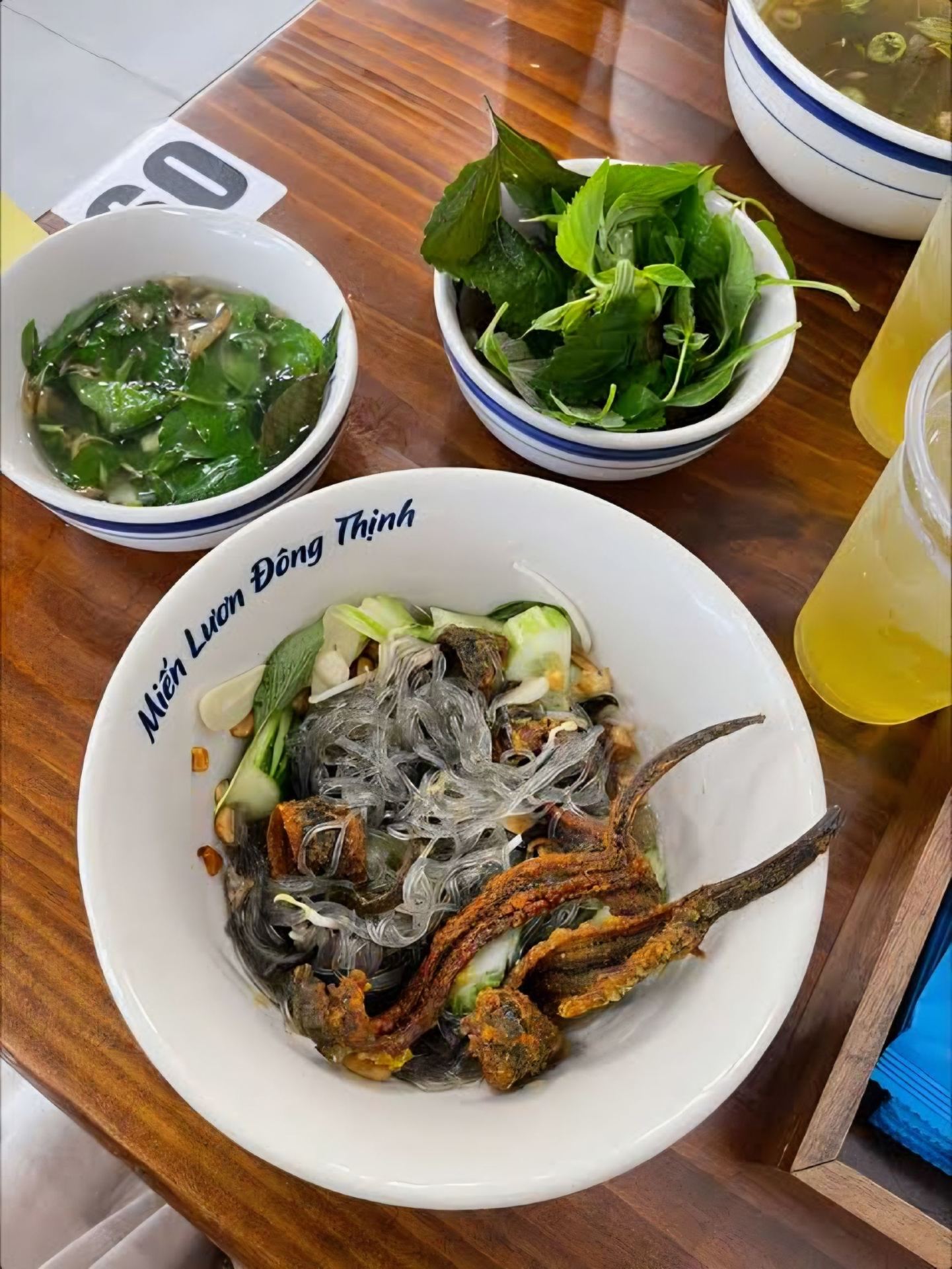 [ย่านเมืองเก่าฮานอย] ลองชิมบะหมี่ปลาไหลกรอบระดับมิชลินสตาร์ ราคาเพียง 3 ดอลลาร์ ที่ร้าน Mien Luon Dong Thinh! 🍲
