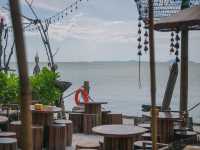คาเฟ่สไตล์บาหลีติดริมทะเลบางแสน