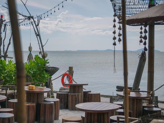 คาเฟ่สไตล์บาหลีติดริมทะเลบางแสน