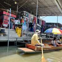 Relaxing river market travel in Thailand!  