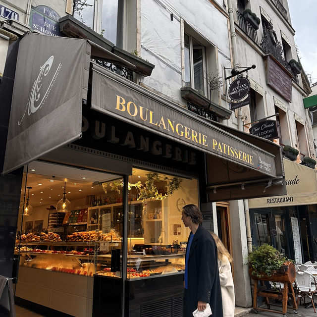 Adorable Parisian bakery with incredible desserts!