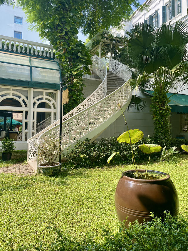 🌳 Beautiful Grounds, Pool & Breakfast Experience