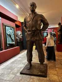 🎨 Unlock Your Eyes to Art: Gallery of Genius Zuraab Tsereleli Right in Moscow's Heart! 