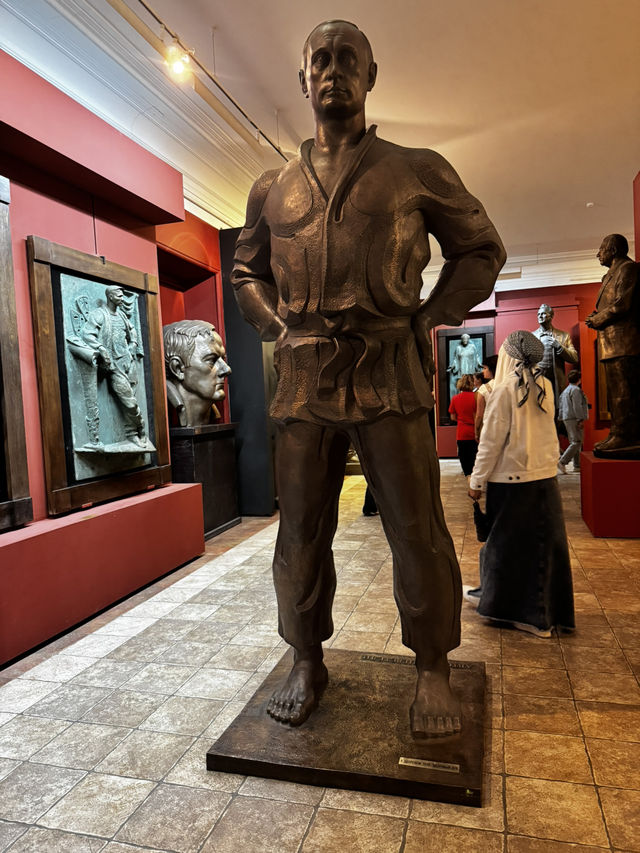 🎨 Unlock Your Eyes to Art: Gallery of Genius Zuraab Tsereleli Right in Moscow's Heart! 