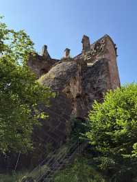 Heidelberg Castle: A Majestic Fortress Overlooking the Neckar River 🏰