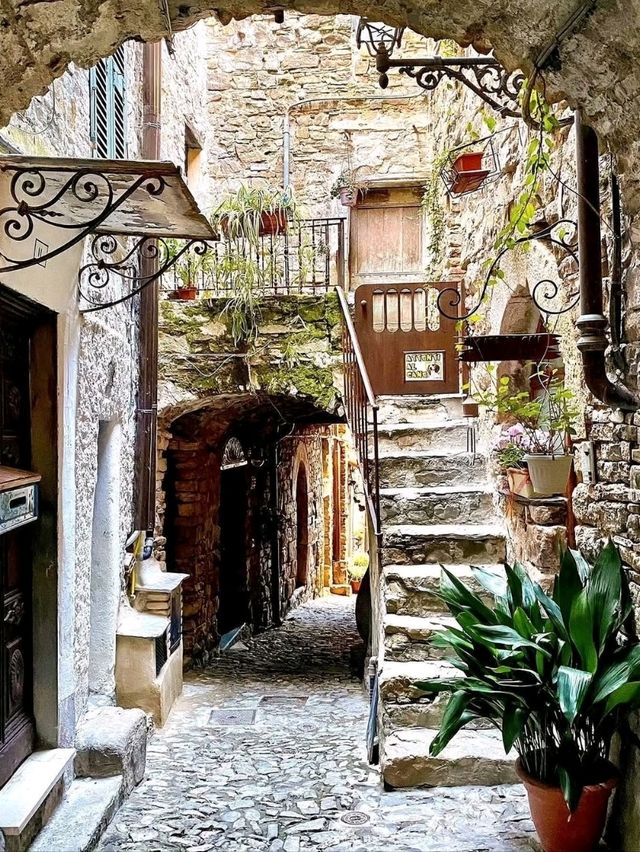  The Painted Silence of Apricale – Italy’s Timeless Hill Village