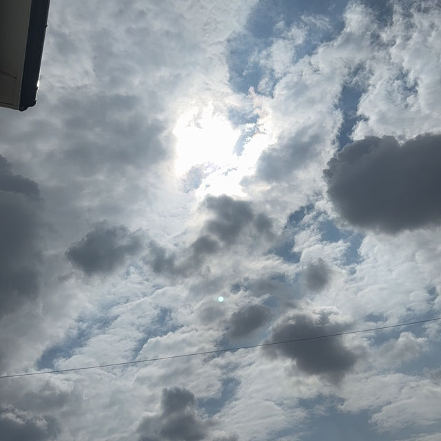 Sun shinning bright down upon me 