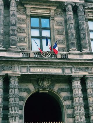 巴黎的冬天：溫馨的咖啡館、閃爍的燈光和迷人的街道