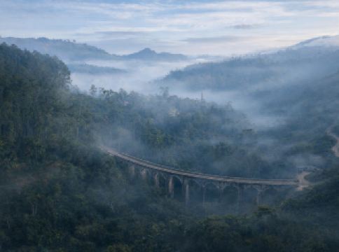 ศรีลังกาเป็นประเทศที่ผสมผสานธรรมชาติ วัฒนธรรม และอาหารได้อย่างลงตัว ตั้งแต่เนินเขาปลูกชาปกคลุมด้วยหมอกและสัตว์ป่า ไปจนถึงชายหาดสีทองและเมืองที่คึกคัก ทุกจุดหมายปลายทางให้ความรู้สึกแตกต่างกัน อาหารมีรสชาติอร่อย ผู้คนใจดีอย่างแท้จริง และการเดินทางรอบเกาะก็เป็นการผจญภัยในตัวเอง ราคาไม่แพง หลากหลาย และน่าจดจำอย่างยิ่ง เมื่อคุณได้มาเยือนแล้ว คุณจะวางแผนที่จะกลับมาอีกครั้งแน่นอน