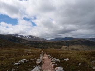 Ben Macdui（本麥克杜伊山）與 Cairngorm（凱恩戈姆山）。