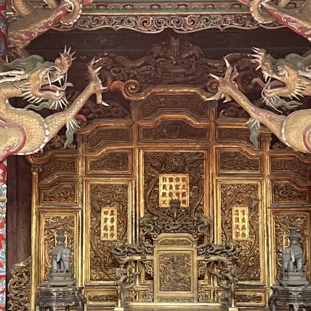 【世界遺産・瀋陽故宮】崇政殿の柱の龍は圧巻です