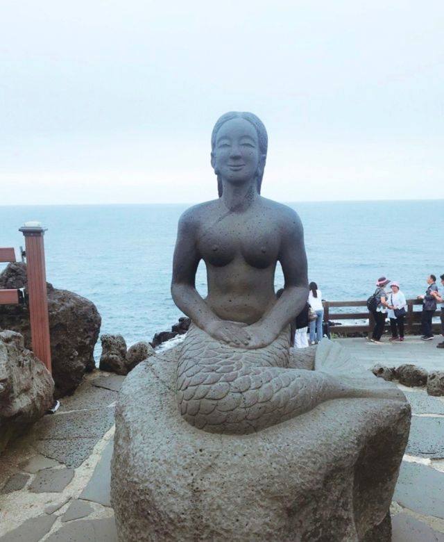 Like a dragon plunging into the sea, the unique natural landscape - Jeju Island's Dragon Head Rock.