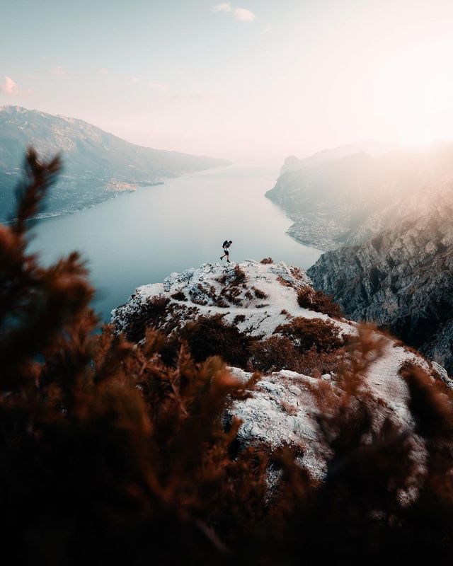 📷 Hiking Through the Italian Countryside: Discovering the Hidden Gems of Lake Garda 🏞️