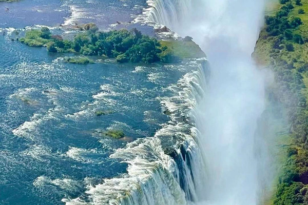 Explore the mysterious Africa Experience magnificent scenery of Victoria Falls in Zimbabwe