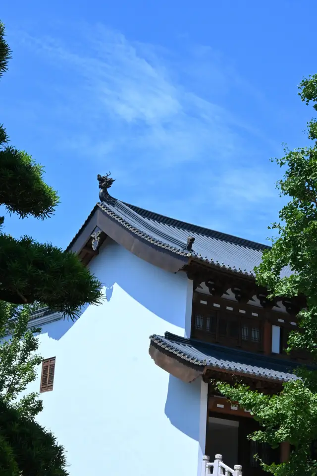 The must-visit temple for workers - JingShan Temple in Hangzhou for career blessings is super effective