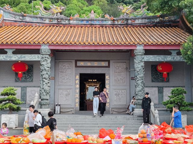 攀登深圳十峰之一的鳳凰山