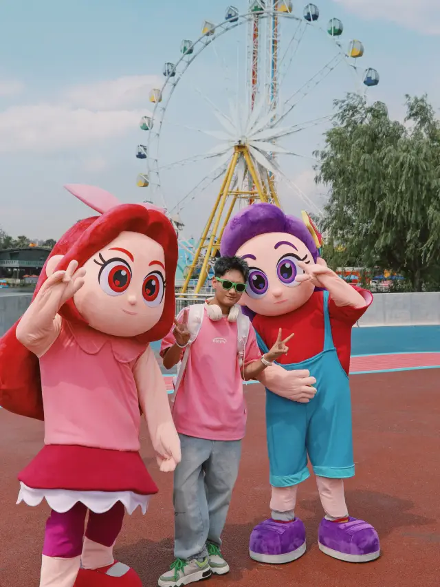 A male college student bravely ventures into the Chengdu amusement park