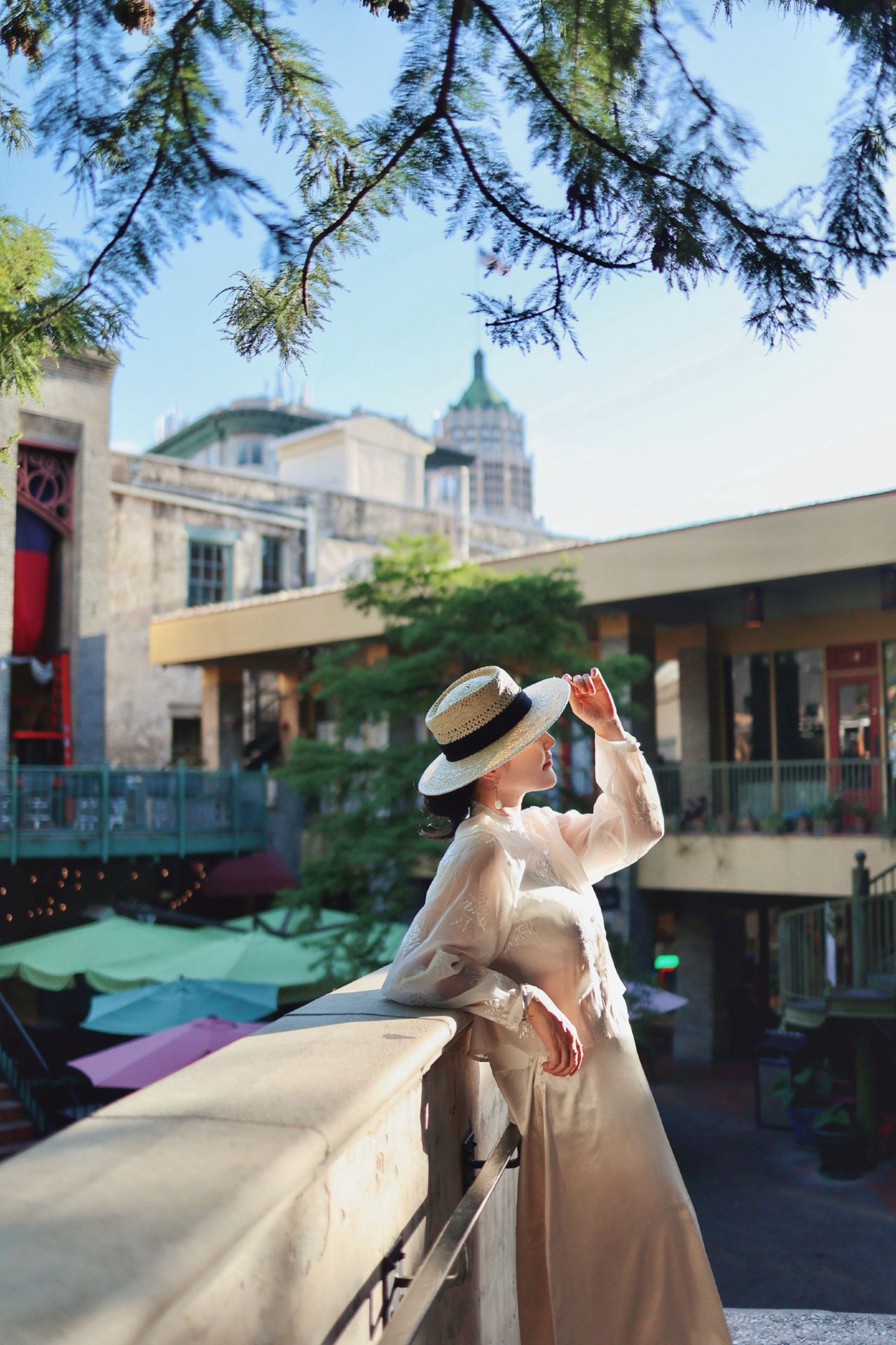 Taking a romantic cruise is the best way to understand San Antonio