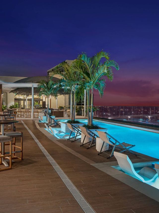 🌴 West Palm Beach's Top Stays: Cozy & Cultured 🏨✨