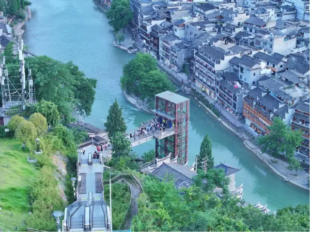 봉황 고성 | 심종문의 펜에서 나온 변경 도시가 이렇게 아름답다니.