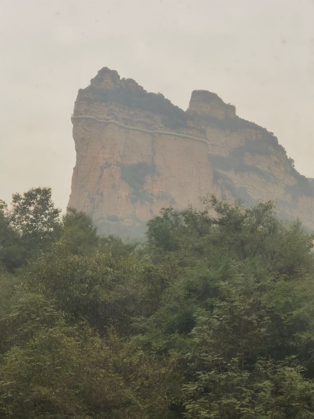 雲端漫步東太行 體驗丹霞奇觀。