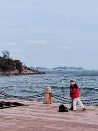煙台濱海廣場觀賞秋天的大海。