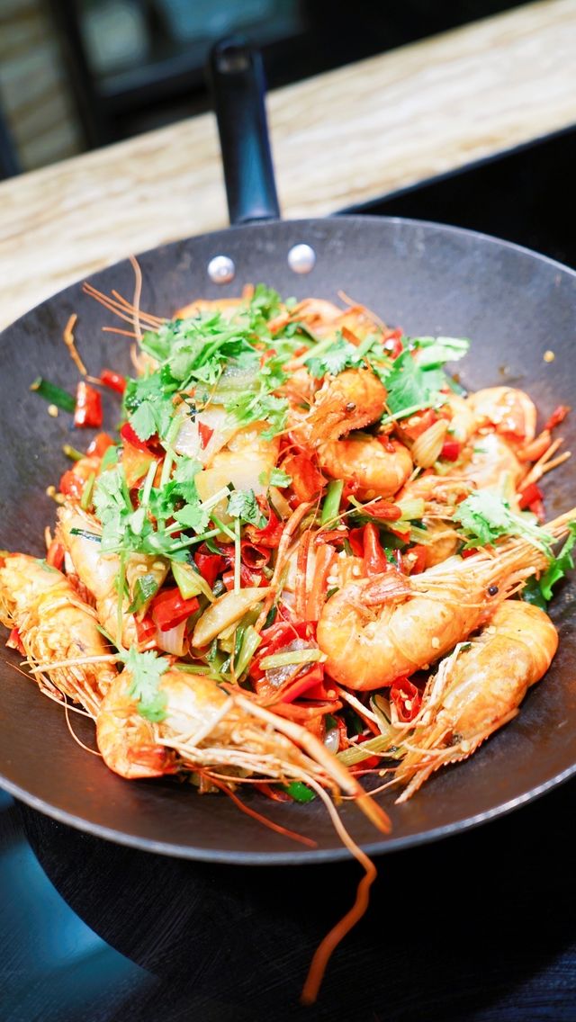 鮑魚撈飯、佛跳牆、蒜蓉及芝士龍蝦都值得推薦。