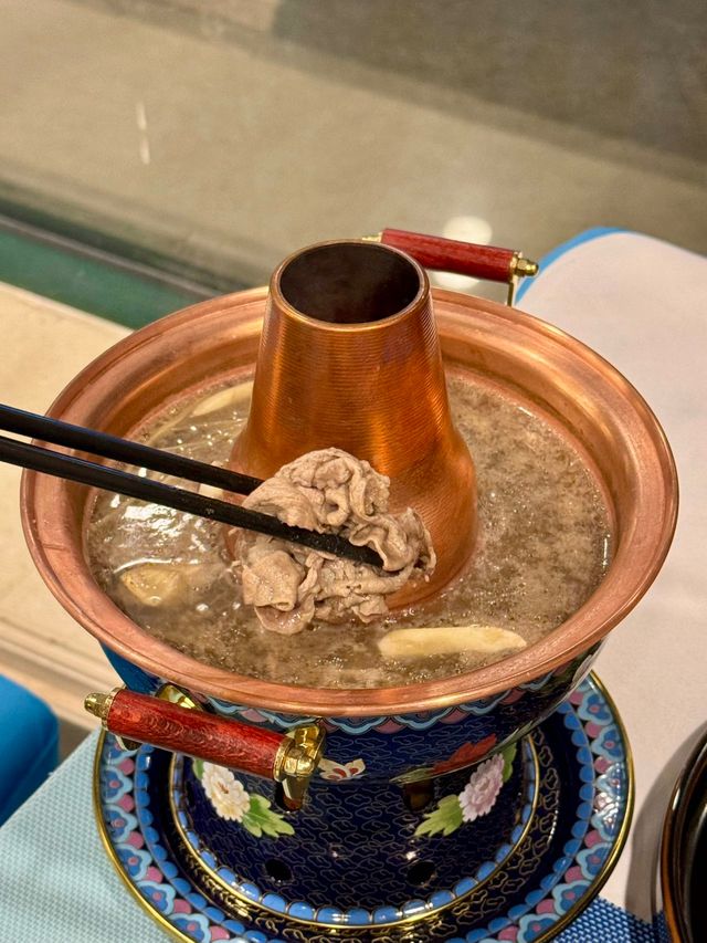 專屬它的浪漫~與黑天鵝作伴，品嚐地道湖畔涮肉！