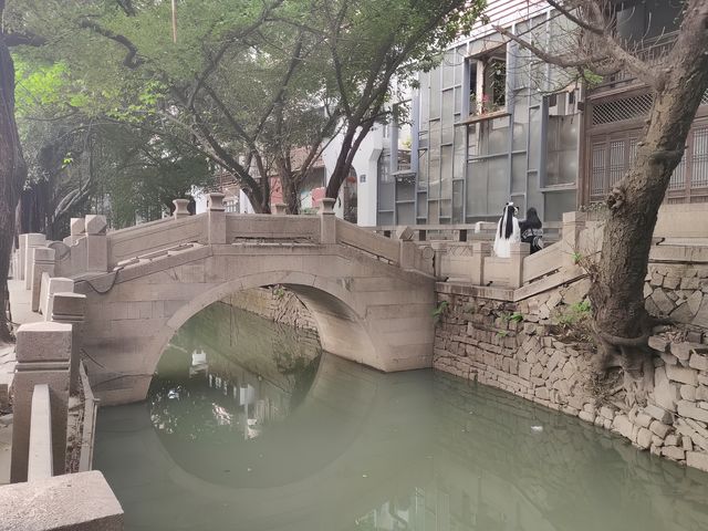 福州朱紫坊名人故居漆藝館沿著河岸漫步