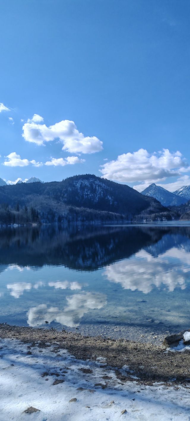 山之巔古堡林立 七彩湖水映夢境
