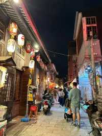 夜晚的神農街多了燈籠的色彩點綴