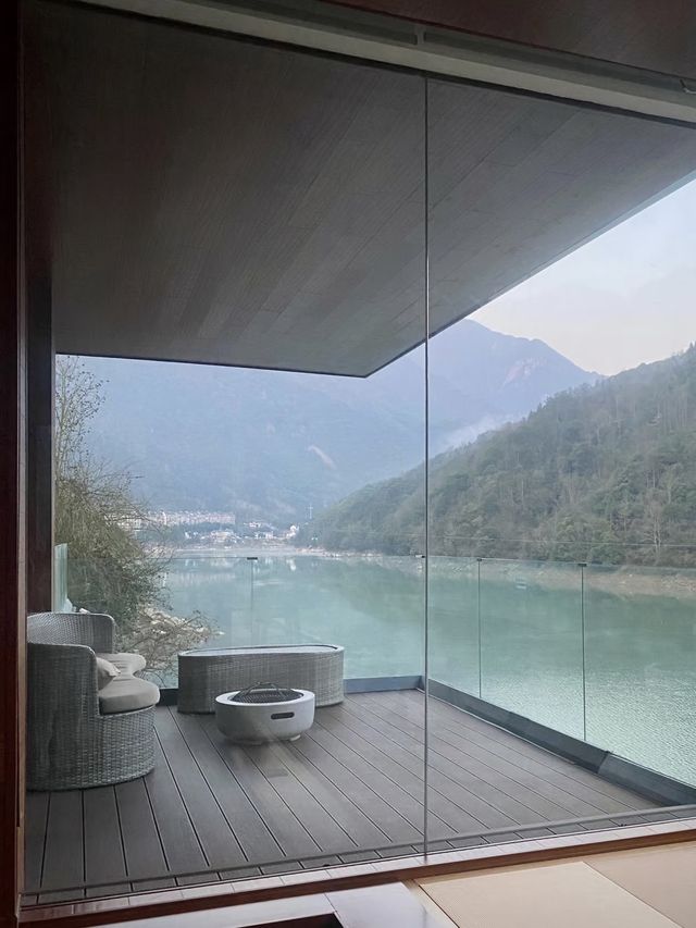 在如詩如畫的山水間放慢時間，盡情享受杭州的風水寶地
