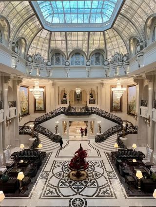 Oh my gosh, this is the most high-end hotel I've ever stayed at in my life. I'm truly amazed!