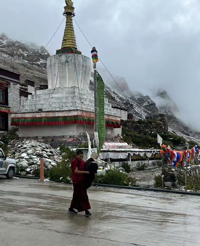 珠峰腳下的絨布寺：世界之巔的寧靜之地。