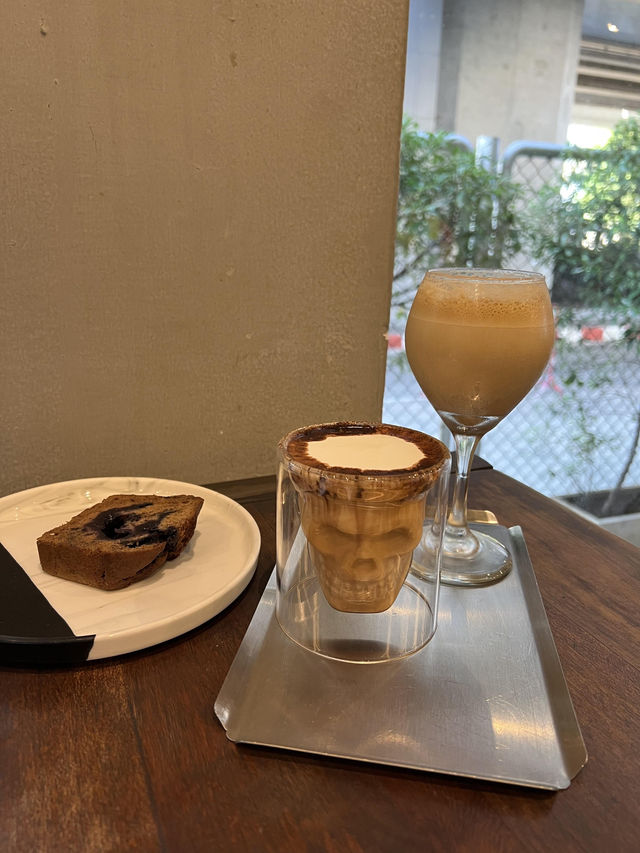 ☕️曼谷冠軍咖啡Factory｜拿獎拿到手軟的神仙店！除了人多全是驚喜✨