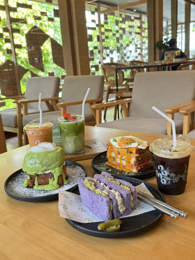 ☕️曼谷Ari區挖到寶！工業風綠植Brunch店讓人秒出片✨