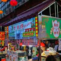 🔥香港必衝夜市！百元食勻全球美食，霓虹夜景勁Chok！