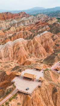 水墨丹霞丨有多層級彩色丘陵與柱狀峰叢丨灰度系丹霞如潑墨山水