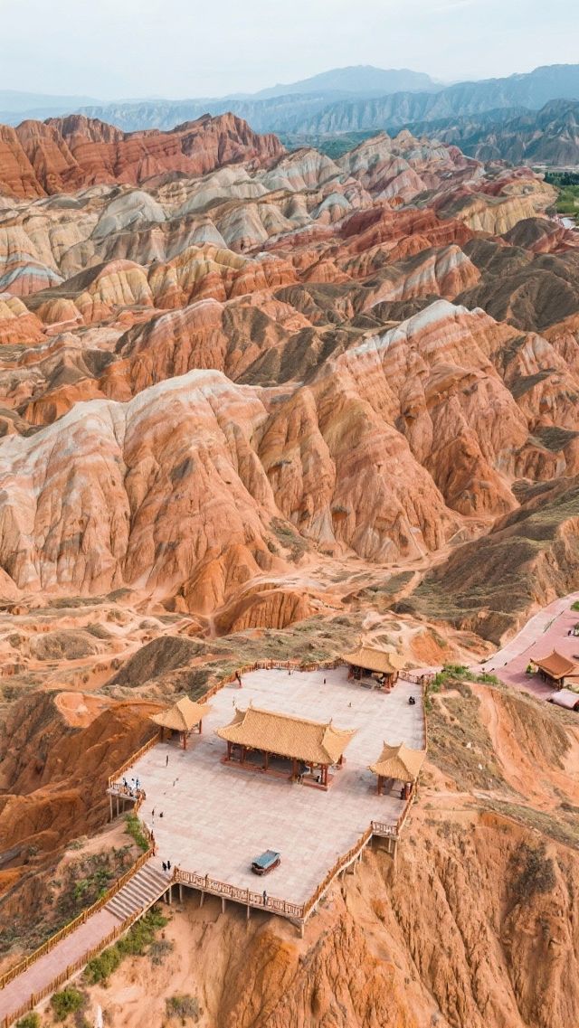 水墨丹霞丨有多層級彩色丘陵與柱狀峰叢丨灰度系丹霞如潑墨山水
